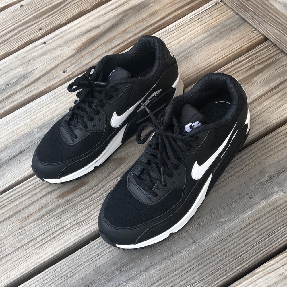 Womens size 8.5 Nike air max’s